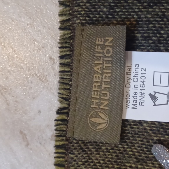 Herbalife Nutrition Unisex Camouflage Fringed Scarf - Picture 4 of 6